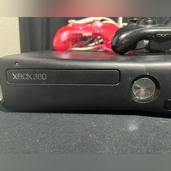 Xbox 360 Slim - 250gb Bundle - Picture 4 of 5